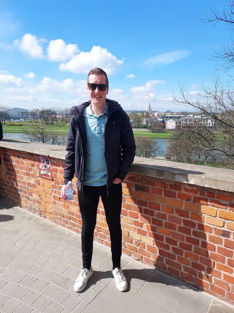 Martijn Pannekoek op een stadsbalkon met uitzicht op het water